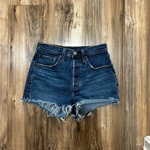 Levi’s 501 Frayed Hem Denim Shorts size 26